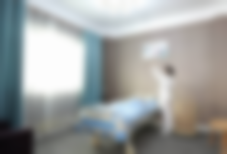 深圳华侨医院医疗美容科何锦泉任职经验丰富荣誉众多，3D导板正颌术稳准狠改脸型还兼顾功能美观！ 